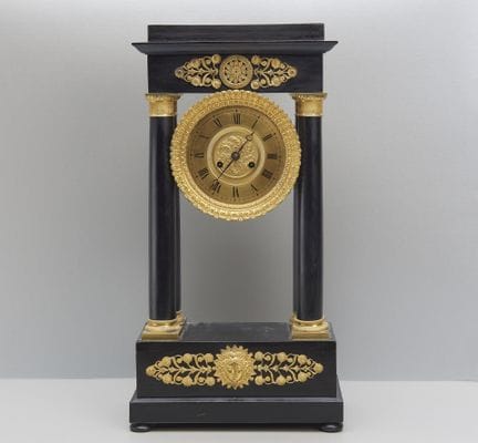 Reloj de pórtico de Napoleón III con adornos de br