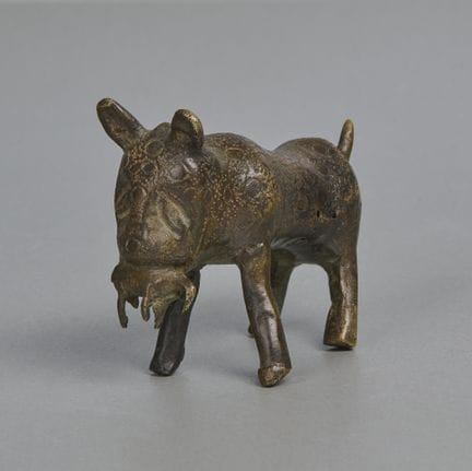 Scultura in bronzo raffigurante un animale
Scultur
