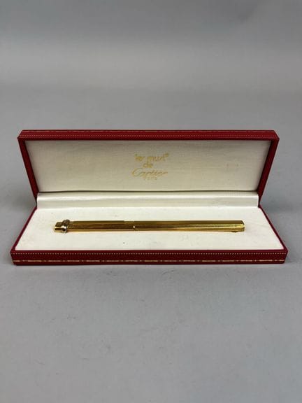 CARTIER, Must 
Stylo bille en plaqué or, à décor d