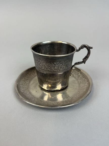 Taza y platillo de plata de ley 950 con decoración