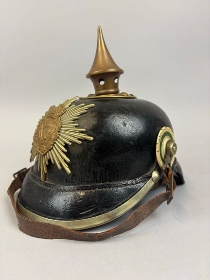 萨克森-阿尔滕堡军队步兵头盔
19世纪末
尺寸：22 x 24 x 17 厘米
（有磨损）  

拍