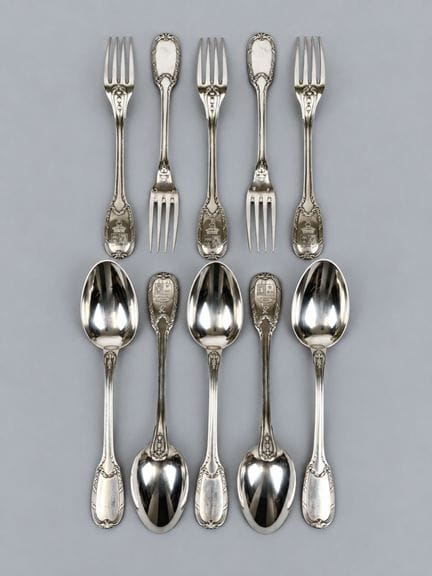 PUIFORCAT
一套5件950纯银餐具（米诺娃印记），饰有月桂花环和缎带纹样，勺柄上镌刻有纹章。