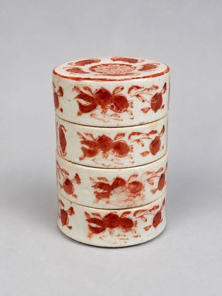 CHINA 
Caja circular de porcelana con cuatro compa