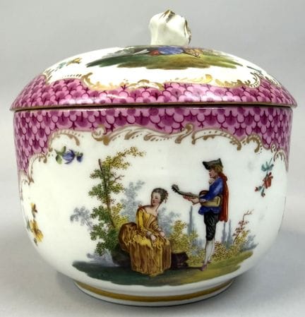 MEISSEN
Azucarero con tapa de porcelana, decorado 