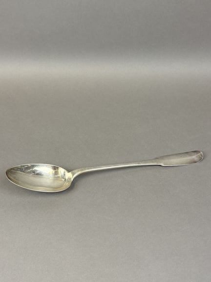 18世纪纯银炖菜勺，老巴黎款式
沙泰勒罗，1773-1774年
金匠大师印记：极有可能是文森特·巴谢