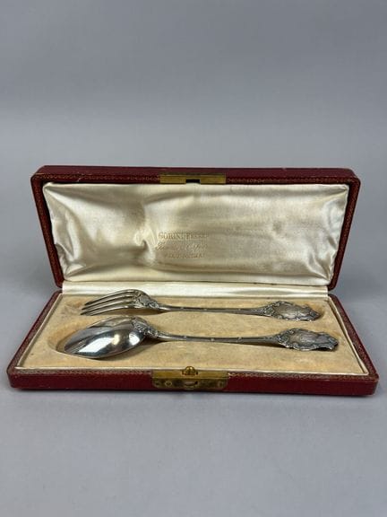 PUIFORCAT
950千分之一纯银儿童餐具（米诺娃印记），饰有贝壳纹样，小勺呈小提琴形并刻有姓名