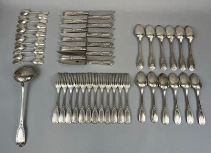 RAVINET D'ENFERT 
一套镀银的金属餐具套装，饰有路易十六风格的月桂叶图案，包含：
-