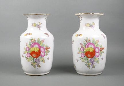 CHINA
Par de jarrones balaustres de porcelana con 