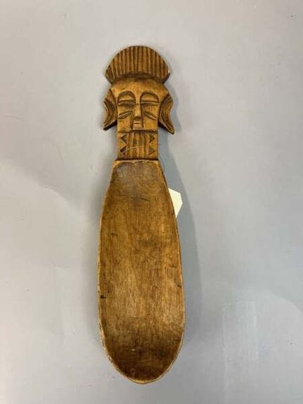 Cuchara antropomórfica de madera tallada; el mango