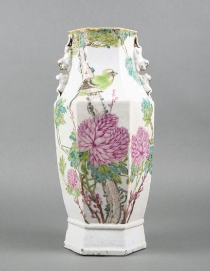 CHINA
Jarrón de porcelana de cuerpo hexagonal con 