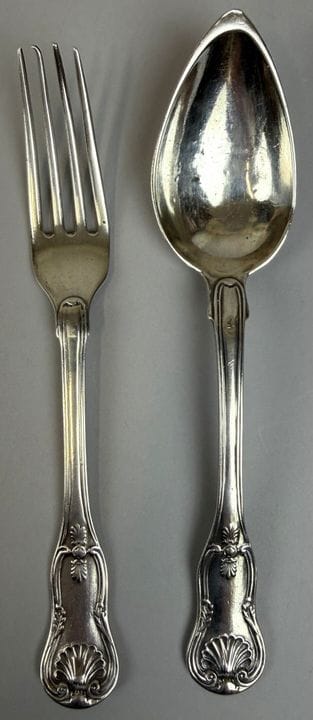 950千分之一纯银儿童餐具套装，带有维耶尔（Vieillard，1819-1838） hallmar