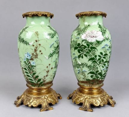 JAPÓN 
Par de jarrones balaustres de porcelana con