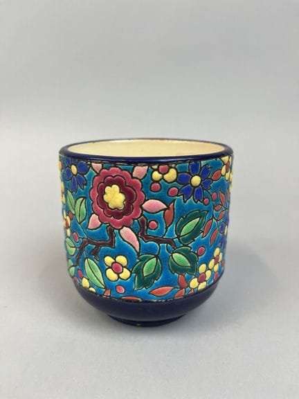 LONGWY 
Maceta de loza con decoración de esmaltes 