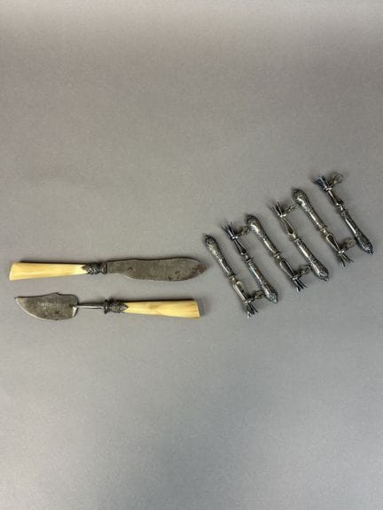 一套6只镀银的金属羊腿形餐具
附带专用收纳盒

随附一套由镀银的金属和犄角制成的小型餐具
置于礼盒中