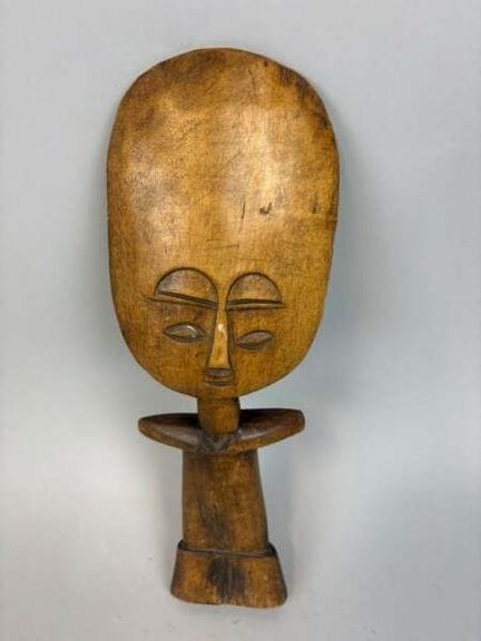 阿库阿巴（Akua'ba）生育女神雕像，木雕，头部呈扁平圆盘状，双臂水平伸展，呈风格化处理，躯干呈锥