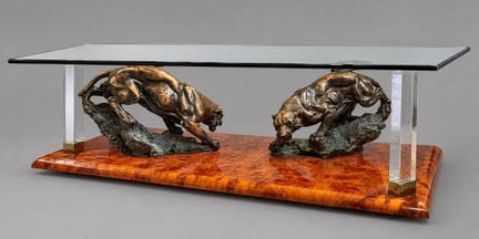 ROMEO品牌，归属 
茶几，桌腿由两只雌狮造型构成，配矩形玻璃面板 
37 x 140 x 100