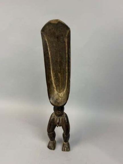Cuchara ceremonial antropomórfica de madera tallad