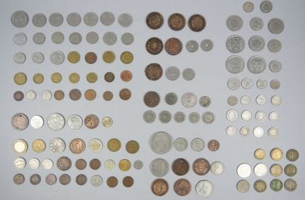 ÉTRANGERS. Ensemble de 129 Monnaies divers Pays.
3