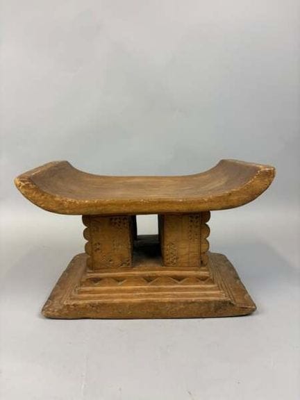 Taburete con asiento curvado
de madera tallada, pa