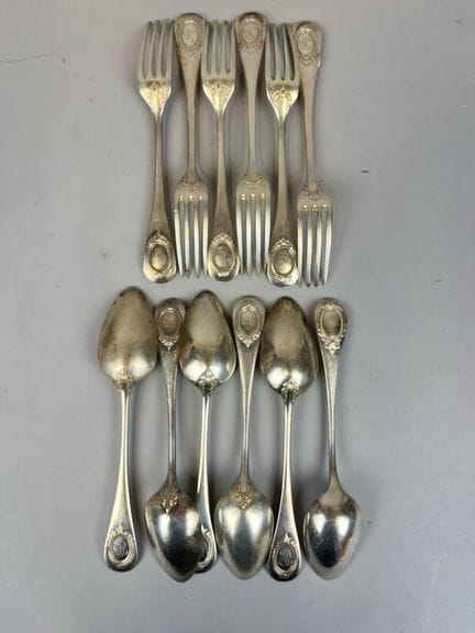 一套家用餐具，包含6件950千分之一纯银（米诺娃印记）餐具，饰有带数字的圆形饰章
重量：1002克 