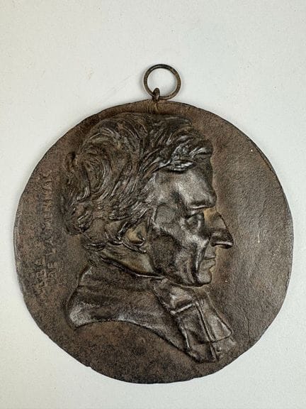 Medallón de bronce que representa a Georges Cuvier