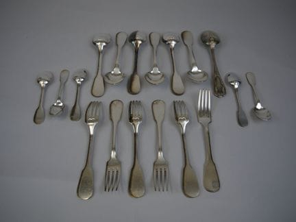 ERCUIS
镀银的金属“Uniplat”系列餐具套装，包含：
-6件餐具
-5把茶匙
另附一把款式