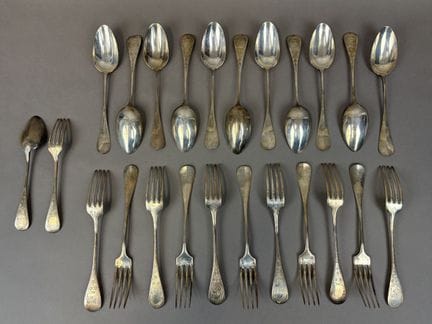 一套11件950纯银餐具（米诺娃印记），单层款式，部分刻有JF字母缩写
银匠大师：A. CALLE

