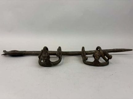 Objeto decorativo de bronce adornado con un reptil