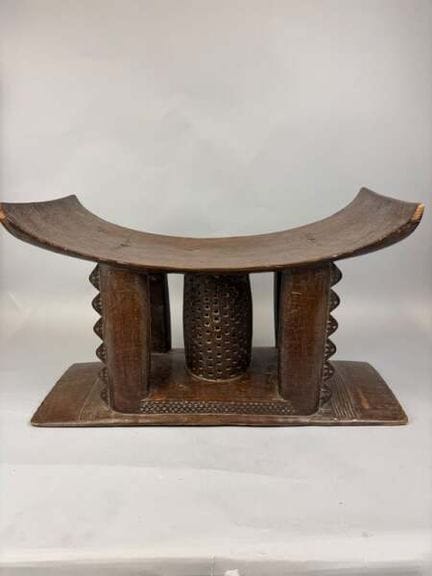 Silla de dignatario
de madera tallada con pátina m