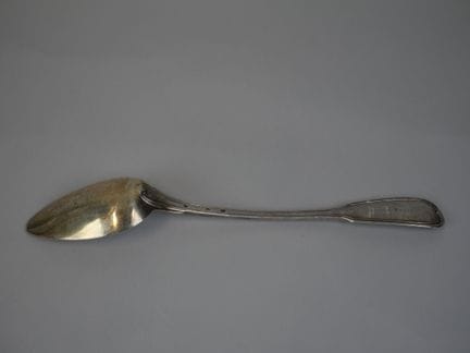 一把950纯银炖菜勺，带有维耶尔第一级印记（1819-1838），饰有细线纹样
勺背刻有奥古斯特·博