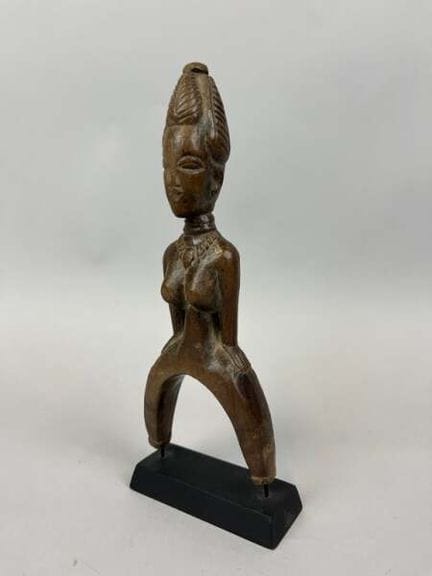 Funda antropomórfica
de madera tallada con pátina 