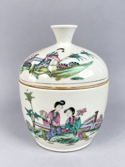 CHINA 
Caja circular cubierta de porcelana con dec