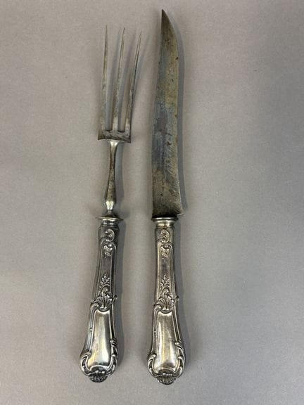 一套950千分之一纯度（米涅瓦印记）镶银羊腿餐具，饰有洛可可风格纹样
附带收纳盒
（收纳盒有磨损，且