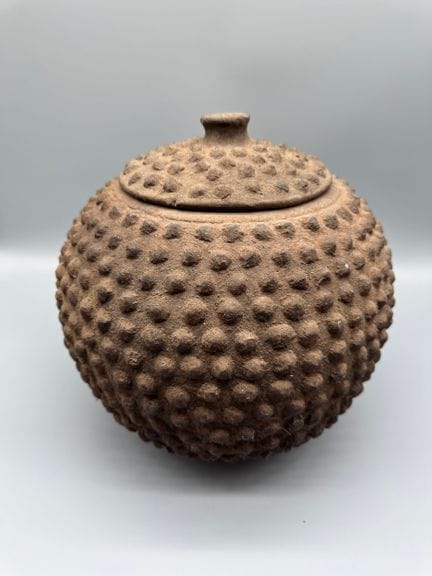 VASO CON BOTTONI, LOBI, BURKINA FASO 
Ceramica. 
D