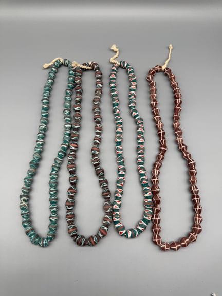 LOTE DE 4 COLLARES DE PERLAS DE VIDRIO, GHANA 
Per