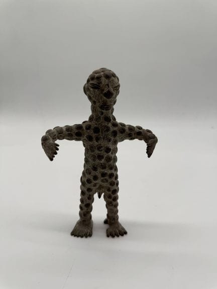 FIGURINE ANTHROPOMORPHE ORNEE DE CLOUS
Milieu du X