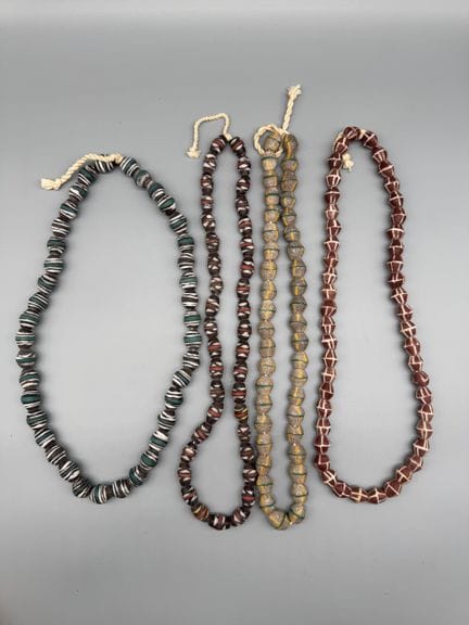 LOTE DE 4 COLLARES DE PERLAS DE VIDRIO, GHANA 
Per