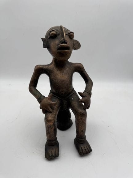 STATUE MASCULINE ASSISE LES MAINS SUR LES CUISSES
