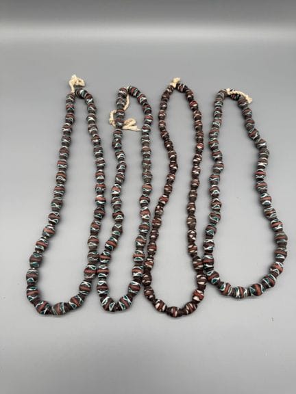 LOTE DE 4 COLLARES DE PERLAS DE VIDRIO, GHANA 
Per