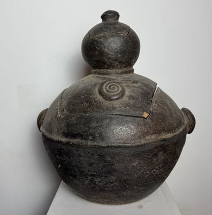 VASO BILOBATO CON COPERCHIO
Metà del XX secolo. Te