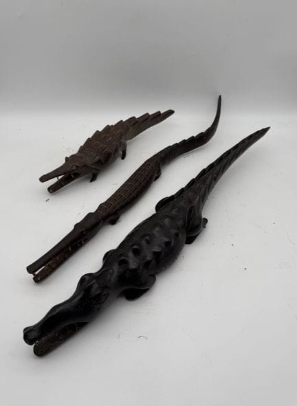 ENSEMBLE DE TROIS STATUETTES ZOOMORPHES REPRESENTA