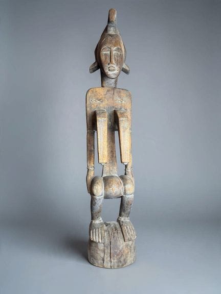 STATUE FEMININE ASSISE - Sud du Mali, Nord de la C
