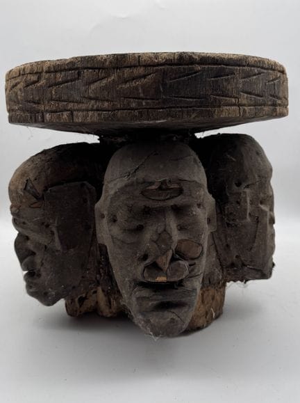 FRAGMENT DE SIEGE A CARYATIDES - Archipèle des Bis
