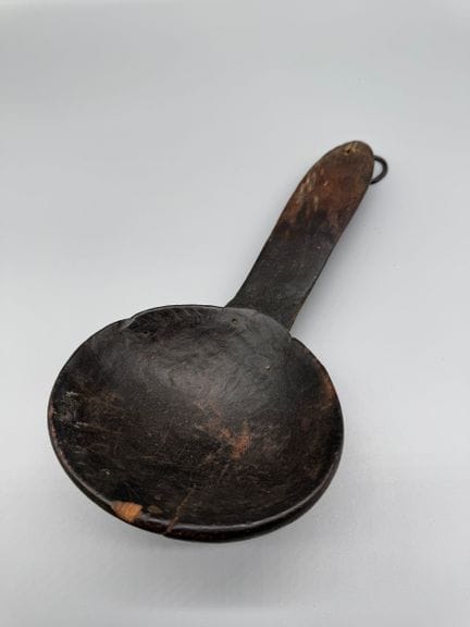 CUILLERE A LARGE MANCHE PLAT 
Bois patine sombre. 