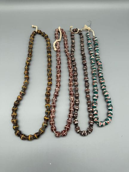 LOTE DE 4 COLLARES DE PERLAS DE VIDRIO, GHANA 
Per