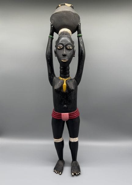 STATUETTE ANTHROPOMORPHE FIGURANT UNE PORTEUSE DE 