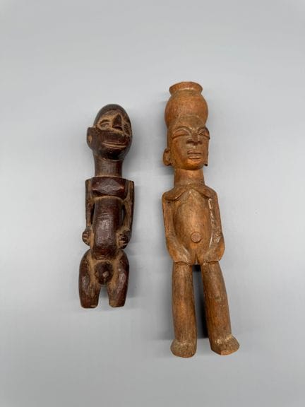 LOT DE 2 FIGURES LOBI (FEMME PORTANT UNE COUPE, ET