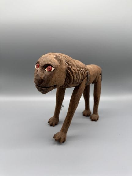 LION AUX MEMBRES ARTICULES 
Bois à patine clair, c