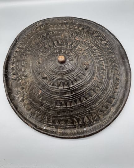 BOUCLIER EN CUIR A MOTIFS INCISES, SIDAMO, ETHIOPI