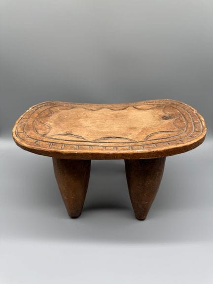 SCAGLIETTO CON DECORAZIONE SUL PIANO SUPERIORE, SE